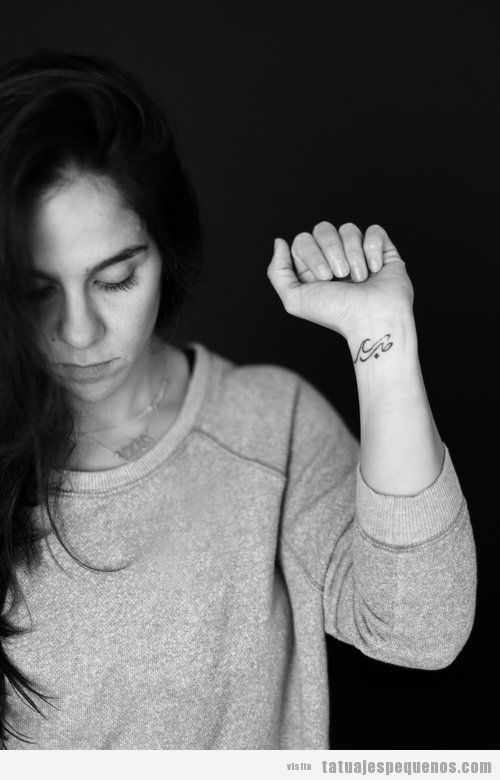 Tatuajes pequeños palabras en árabe, paciencia