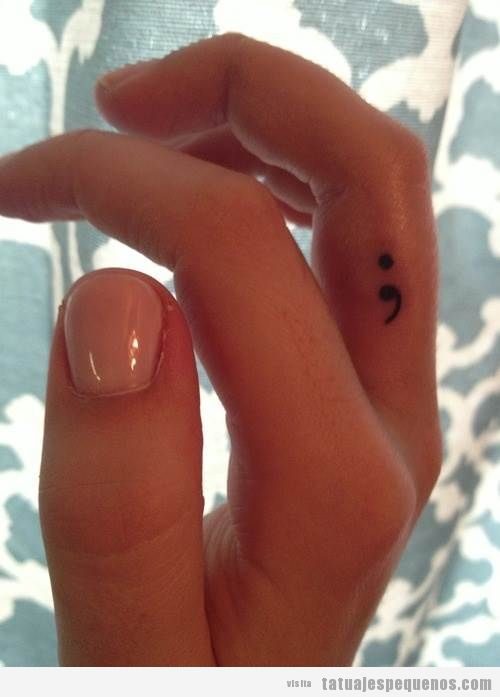 Tatuajes pequeños con significado en el dedo