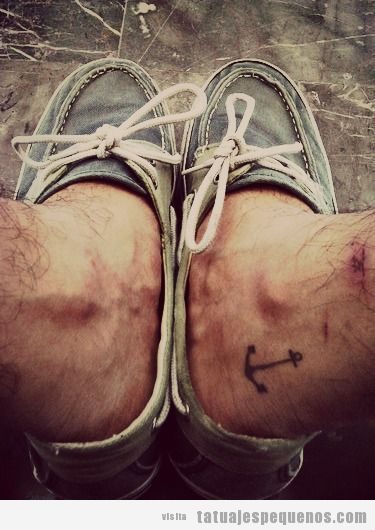 Tatuajes pequeños para hombres en la pierna en el tobillo 4