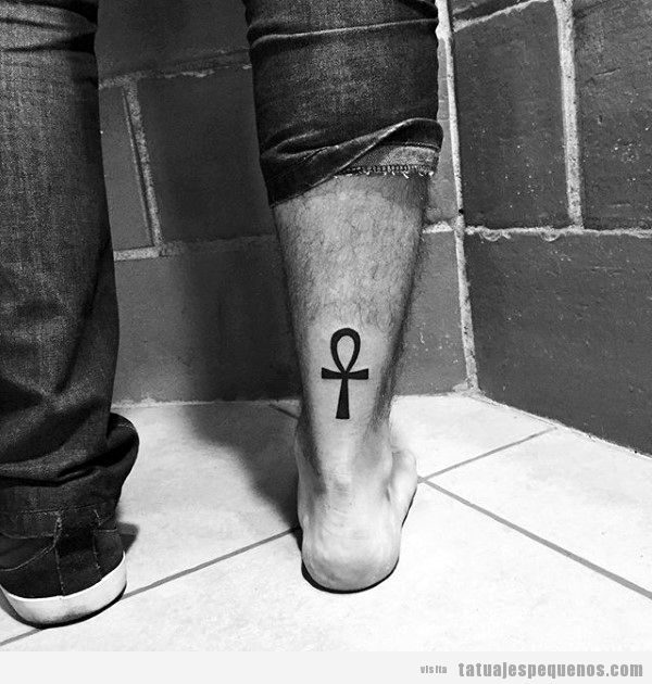 Tatuajes pequeños para hombres en la pierna en el tobillo 2