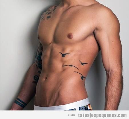 Tatuajes pequeños para hombres en el costado