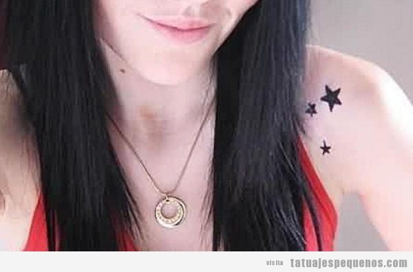 Tatuajes pequeños estrellas en el hombro 