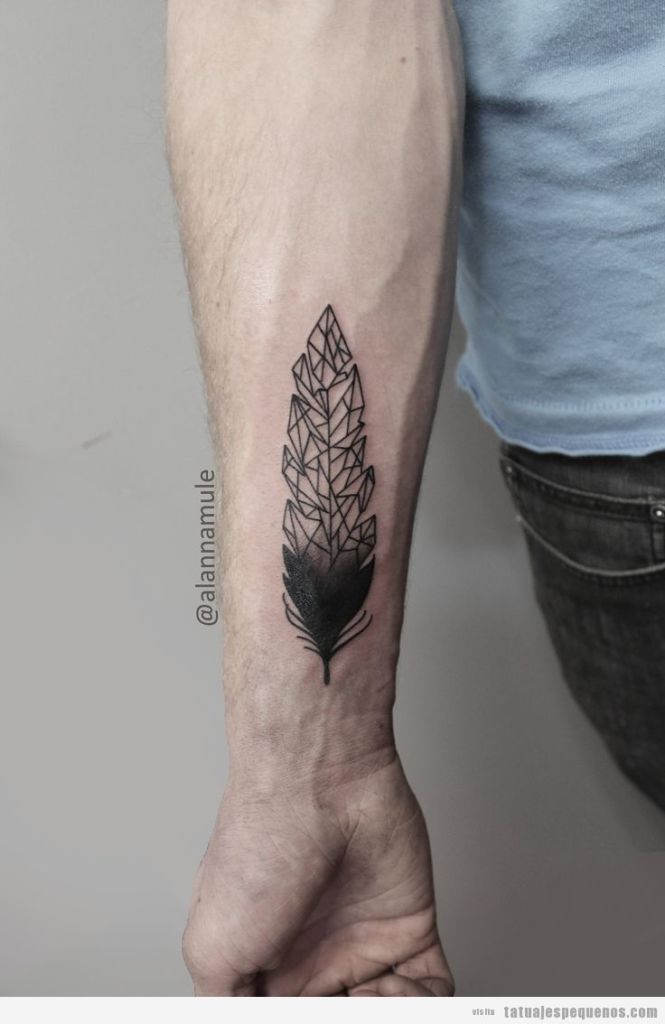 Tatuajes pequeños en el antebrazo para hombres de una pluma