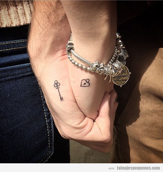 Mini tatuaje para parejas en la mano