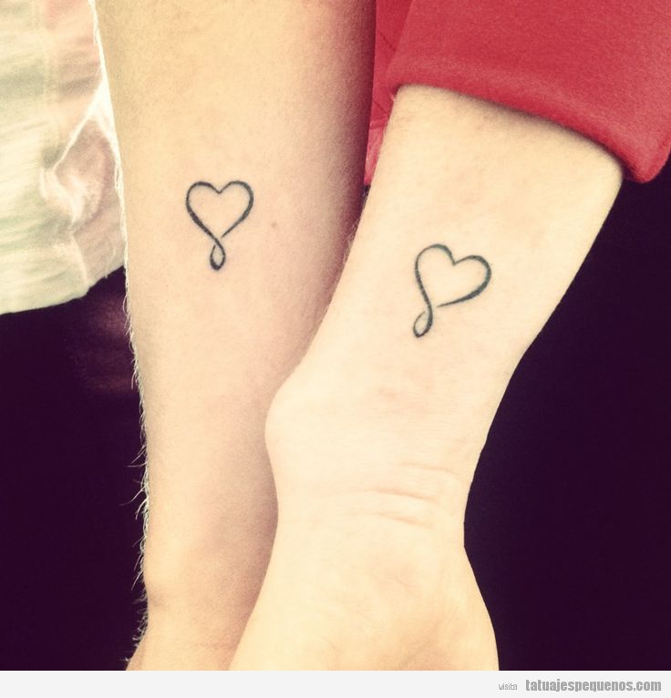 Tatuaje pequeño para parejas con corazón infinito