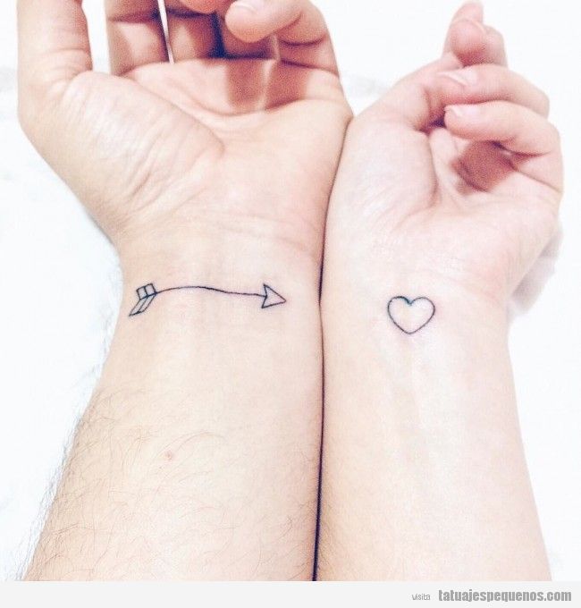 Tatuaje pequeño para parejas con flecha y corazón