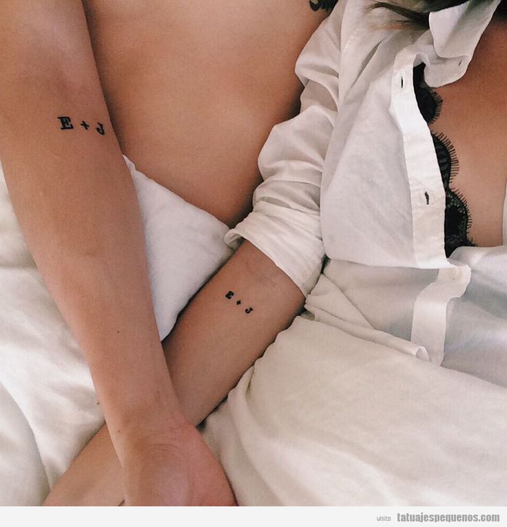 Tatuajes pequeños para parejas, iniciales