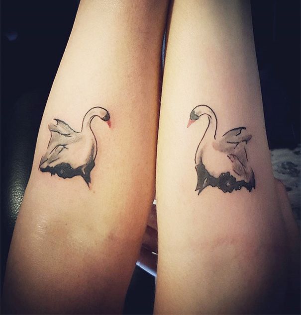Tatuajes pequeños madre e hija cisnes