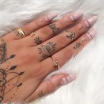 Tatuajes en las manos, anillos y uñas acrílicas, la combinación perfecta