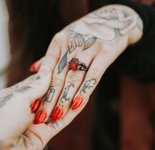 Tatuajes dedos uñas acrílicas