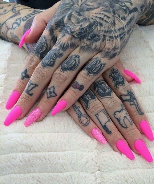 Tatuajes mano y uñas acrílicas