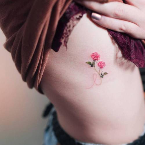 Tatuaje pequeño rosa en costillas 3