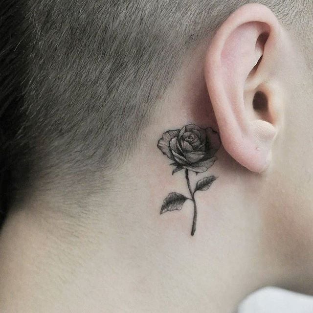 Tatuaje pequeño rosa detrás oreja 2