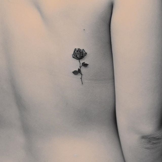 Tatuaje pequeño rosa en la espalda 4