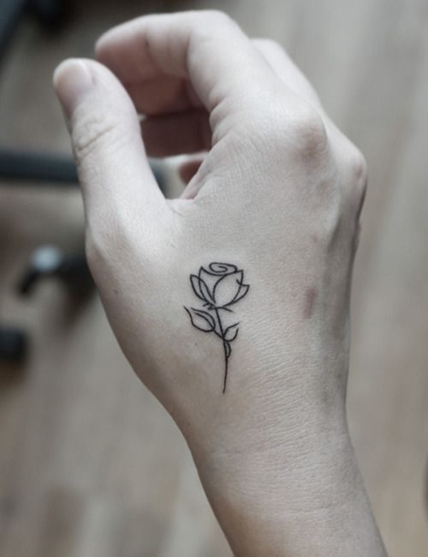Tatuaje pequeño rosa en la mano 2