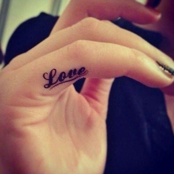 Tatuajes pequeños de amor palabra love 3