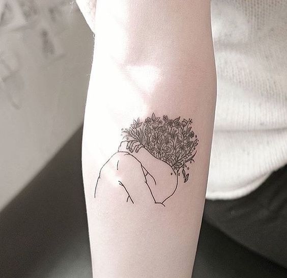 Tatuajes pequeños de amor abrazo