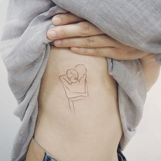 Tatuajes pequeños de amor abrazo 2