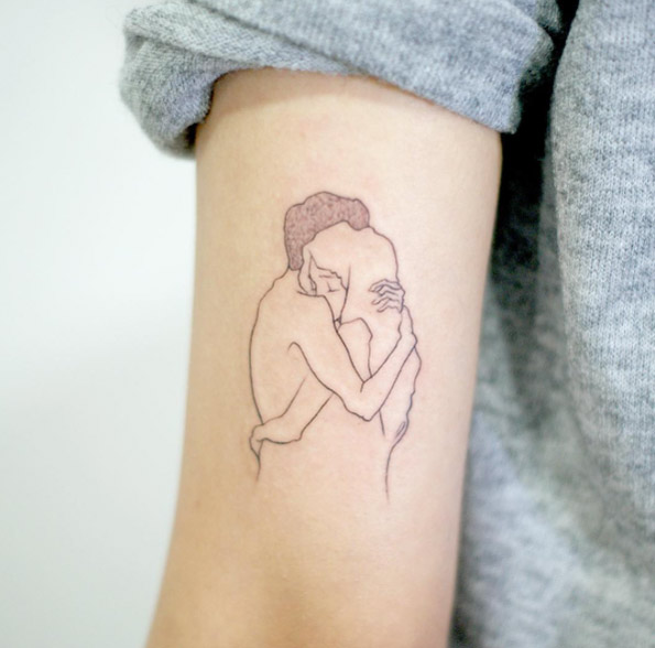 Tatuajes pequeños de amor abrazo 3