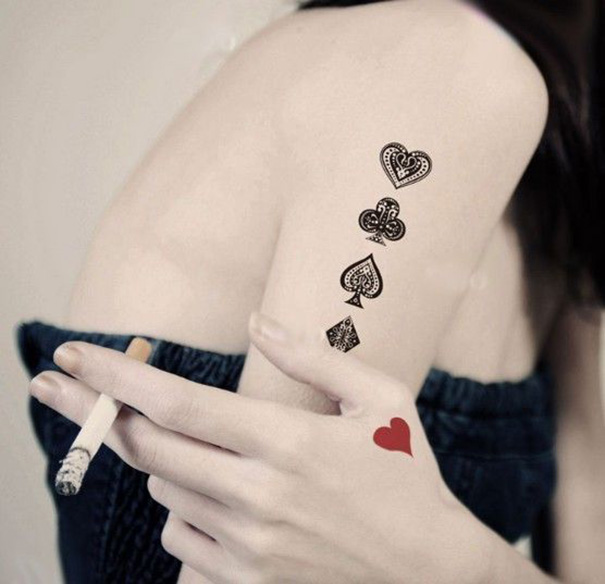 Tatuaje póker 4 ases mujer