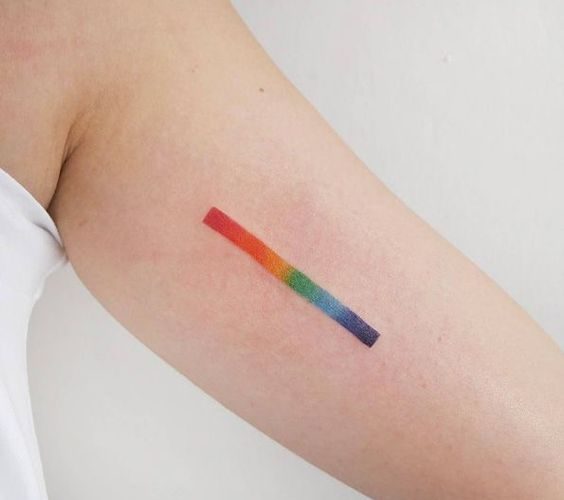 ¿Pueden los tatuajes pequeños llevar color?