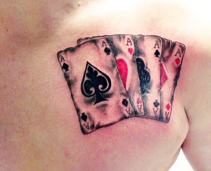Tatuaje póker 4 ases pecho