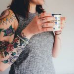 Cómo combinar colores: tatuajes y ropa
