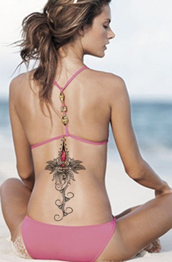 Tatuajes en la espalda baja con bikini