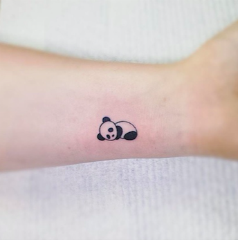 Tatuaje pequeño panda muñeca
