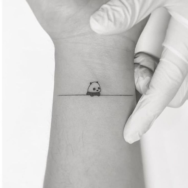 Tatuaje pequeño panda muñeca 2