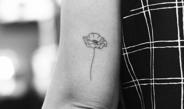 Tatuaje líneas finas flor