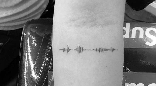 Tatuaje líneas finas ondas sonido