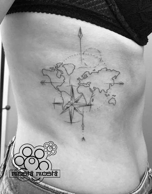 Tatuaje mapamundi costado