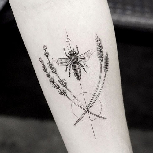 Tatuaje líneas finas abeja y flores