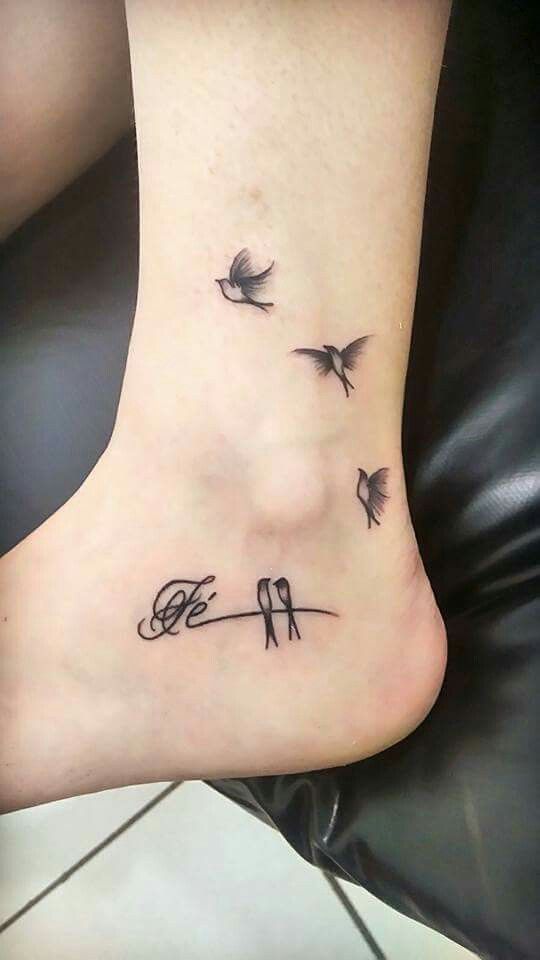 Tatuajes pequeños familia pájaros volando