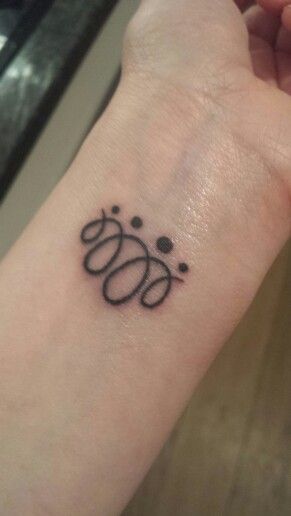Tatuajes pequeños símbolo familia 2