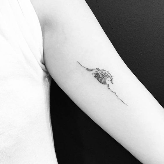 Tatuaje pequeño hombre brazo ola