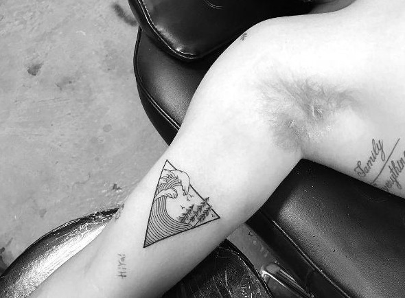 Tatuaje pequeño hombre brazo ola en triángulo