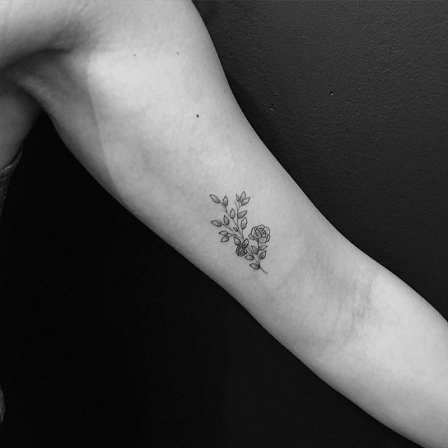 Tatuaje pequeño hombre brazo flores