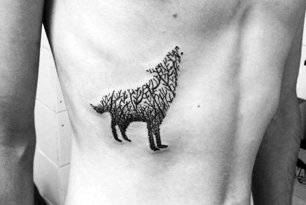 Tatuaje pequeño hombre costillas lobo