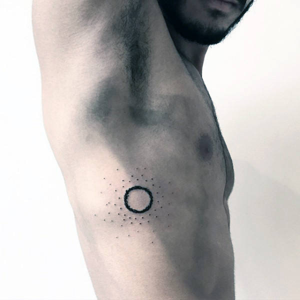 Tatuaje pequeño hombre costillas círculo