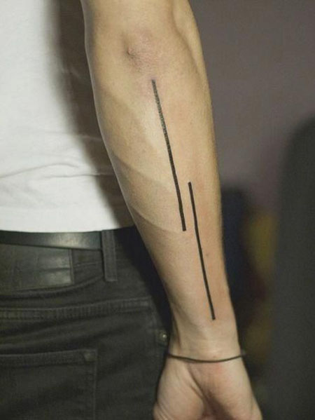 Tatuaje pequeño hombre antebrazo líneas evrticales