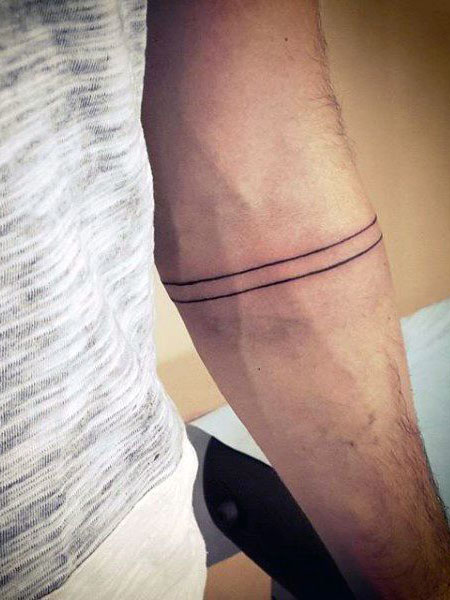 Tatuaje pequeño hombre antebrazo líneas horizontales