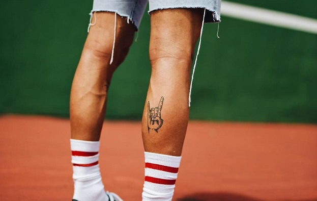 Tatuaje pequeño hombre pierna rock