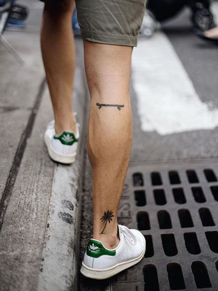 Tatuaje pequeño hombre pierna skate