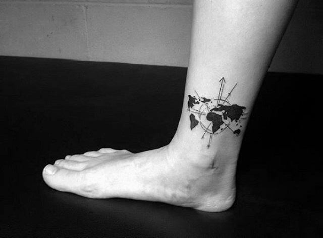 Tatuaje pequeño hombre pierna mapamundi
