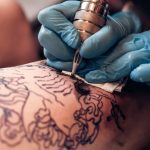 Se puede depilar una zona tatuada? • Tatuajes pequeños
