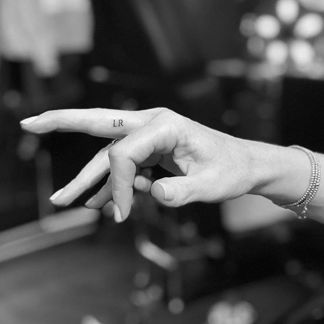 Tatuaje pequeño una inicial dedo