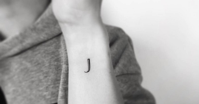 Tatuaje pequeño una inicial J