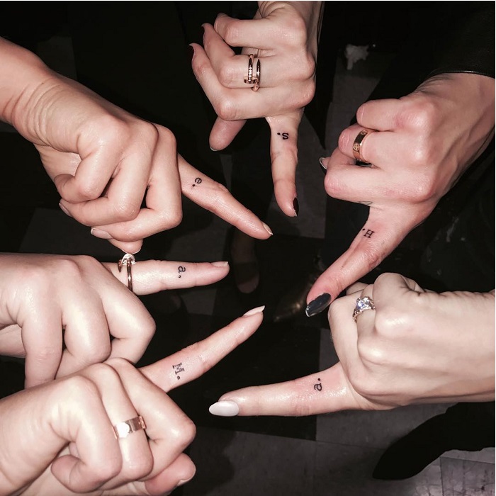 Tatuaje pequeño iniciales en grupo